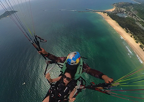 陵水黎族自治县分界洲岛国际滑翔伞营地一日游【滑翔伞教练一带一飞行体验】