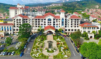 【酒店套餐】开平碧桂园翡翠湾凤凰酒店2天1晚+2大1小自助早餐+自力村景区门票2张