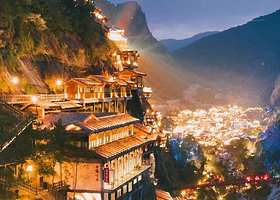 望仙谷+三清山风景区+婺源篁岭三日游【看悬崖古村•夜游望仙谷神仙小镇•仙境三清•导游陪同上山•纯玩团】