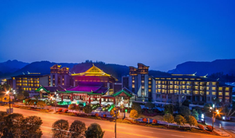 【酒店套餐】张家界纳百利度假酒店+可选2人张家界国家森林公园/黄龙洞/张家界大峡谷玻璃桥门票+双早