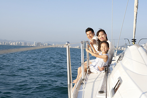 青岛栈桥+青岛啤酒博物馆+八大关+五四广场+小麦岛公园一日游【导游全程陪同+上门接+海上观光】