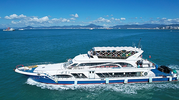 海南三亚大东海游艇出海体验（海上魔毯+海上跷跷板+海上蹦蹦床+水果简餐）