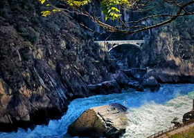 香格里拉虎跳峡+独克宗古城+依拉草原一日游【（含景点大门票，午餐）（15人内小团）丽江古城接送，天天发团】