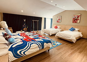 【酒店套餐】婺女洲度假区财神岛酒店亲子房+门票3张+遇见婺源演出票3张+游船票3张+光影票3张+打铁花+射箭