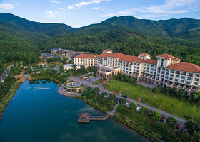 【酒店套餐】宜兴竹海国际会议中心(竹海温泉)2天1晚+双人自助早餐+双人宜兴竹海国际氡泉+特色伴手礼+娱乐设施