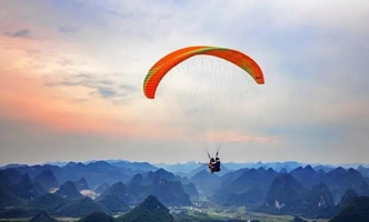 柳州螺蛳粉小镇飞行营地一日游【柳州螺蛳粉滑翔伞体验/包含接送/免费送景区门票/疯狂星期四特惠】