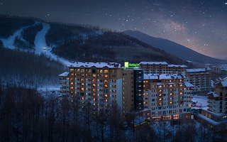 【酒店套餐】滑雪场内酒店★吉林北大湖假日酒店1晚+双早+双人1日滑雪票（含雪鞋雪板雪杖）+双人温泉票