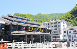 【酒店套餐】盛景怡家酒店住宿1晚+2早+2张神农架中和国际滑雪门票（接驳车）+2张双泉寨温泉门票可选