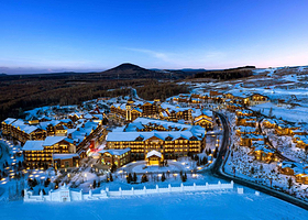 【酒店套餐】雪季预售长白山鲁能瑞士酒店+早餐+温泉+滑雪+娱雪+鹿苑
