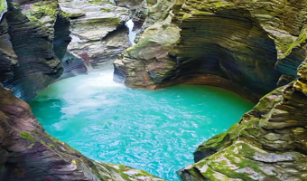 恩施地心谷景区一日游【探秘北纬30°，沉浸体验“火”起来的山谷；2025年就来湖北“九寨沟”一睹芳容吧】