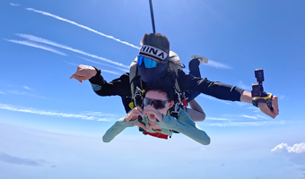 青岛国际高空跳伞基地一日游【海景跳伞/官方直营/专业教练/高空跳伞】