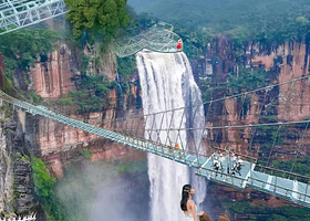 清远+古龙峡网红河谷+云天玻霸或峡道飞车2日游+一家一团上门接送+踏青赏禾雀花+油菜花园+美林湖温泉W02