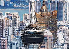 澳门旅游塔+360°旋转餐厅一日游【多套餐可选，伫立于透明玻璃地板，让整个澳门360°环回景观尽收眼底】