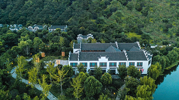 【古风度假酒店】蠡山沄居汤泉度假村1晚|乘船入住体验+早餐，享儿童乐园|花园温泉体验|下午茶|汉服体验