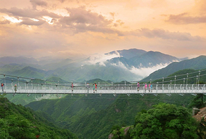 【双11宠物友好酒店】安吉云上草原松鼠部落酒店+双早，可加双人云上草原2日票含索道或双人熊猫部落探险乐园大门票