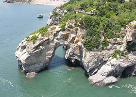 大连棒棰岛+日俄监狱旧址博物馆+十里黄金海岸三日游【一家一车可开车直达白玉山顶俯瞰军港|全程3钻酒店不挪窝】