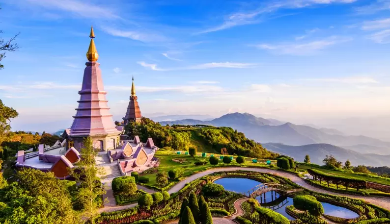 公园内风景秀丽，树木茂盛，鲜花盛开，气候凉爽。遍布丛林和各式厥类植物，大象等野生动物出没其间，是泰国较有名的国家公园。园内饲养了很多野生动物，建有名胜大象营、兰花培植场等，是郊游的好去处。 茵他侬山有丰富的物种资源，其中包括400多种鸟类，是生物学家和鸟类爱好者的名地。两座佛塔Phra Mahathat Naphamethanidon和Nophamethanidon，是与1989年和1992年修建的，分别纪念国王和王后的60岁诞辰。