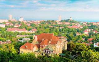 栈桥+八大关+五四广场+青岛奥帆中心+圣弥厄尔教堂+劈柴院+信号山公园+小青岛+小麦岛公园一日游【2-6人团】