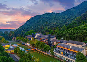 【近景点五钻】安吉美林温泉度假村1晚含早，下单自选江南天池滑雪场/观音堂滑雪场/安吉奇幻嘉乐比景区/森林温泉