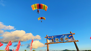 赤峰乌兰布统动力伞飞行体验【专业教练一带一飞行体验】