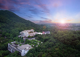 【周末不加价】杭州金浦万和伴山酒店1晚+双人早餐+双人超山风景区门票+部分套餐可选双人正餐一份