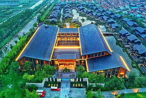 【室内私汤】启东洲颐温泉酒店（启唐城店）1晚+双人早餐+助眠足灸/排湿脐灸（2选1）或启唐城门票+单人旅拍1份