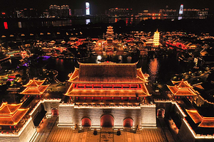 【住景区内】闽越水镇福州安嘉悦酒店高级房1晚（含早）+双人大门票