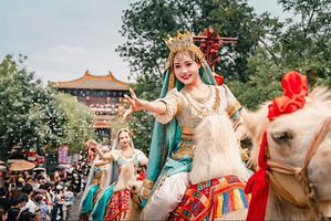 【近景点4钻】万岁山武侠城/清明上河园/《大宋东京梦华》演出|双人门票套餐+仟那千寻酒店星光店或鼓楼店1/2晚