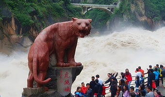 丽江独克宗古城+虎跳峡(香格里拉段)+纳帕海(依拉草原)一日游【纯玩、赠送土司宴、不进藏家、返程高速】
