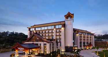 茂名信宜莲花湖温德姆酒店·2大1小自助早餐·莲花湖景区门票+一票通畅玩+马战实景剧