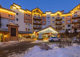 太舞滑雪小镇凯悦嘉轩酒店1晚+太舞滑雪场1天雪票（不含雪具）+恒温泳池+早餐+高铁接驳+园内摆渡车+免费停车