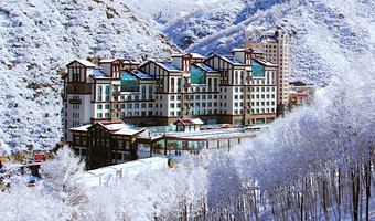 限时促销滑雪套餐★张家口崇礼万龙滑雪场官方酒店1晚+双人自助早餐+双人万龙滑雪场1日票+部分赠双人酒店汤泉