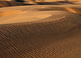 帕米尔旅游区+喀什古城+香妃园+艾提尕尔清真寺+喀拉库勒湖景区+达瓦昆沙漠旅游风景区五日游【双卧往返】