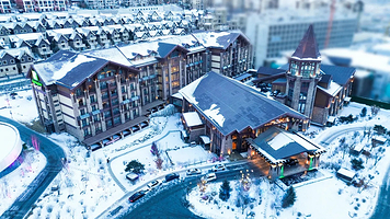 【富龙雪场|畅销酒店】张家口汤印温泉假日酒店1晚+富龙滑雪场1/2天滑雪套餐+富龙四季小镇内