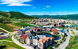 【景区旁|滑进滑出】风铃乐谷焕活酒店1/2晚+1/2天滑雪多套餐+富龙四季小镇内近翠云山银河滑雪场