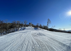 【酒店套餐】北大湖北美时光度假酒店1晚+赠双人日场雪票+单次温泉+双早