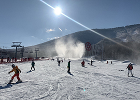 【酒店套餐】北大湖山湖居酒店1晚+赠双人日场雪票+单次温泉+双早