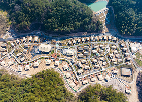 【酒店套餐●自驾游】横店影视城梦泉谷小木屋/栖谷帐篷酒店+ 横店影视城门票+早餐+重复入园+演出秀攻略