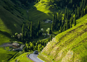 赛里木湖+吐尔根杏花大峡谷+那拉提草原五日游【从赛里木湖的蓝冰，追到吐尔根万亩粉霞乌市起止5日2-6人拼小团】