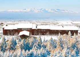 【滑雪预售】望·长白鲁能美憬阁精选酒店2晚+滑雪套餐+地中海温泉+UTV+次日早餐+长白山机场接送机