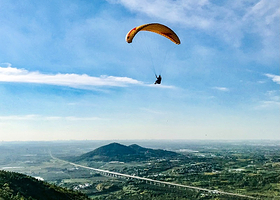 安徽合肥青阳山滑翔伞飞行基地【专业家里一带一飞行/赠送视频摄像】