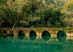 荔波小七孔景区+西江千户苗寨二日游【夜宿苗寨+品特色长桌宴】