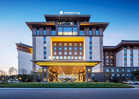 【三大乐园任选】可选购重庆热雪奇迹/重庆融创海世界/重庆融创渝乐小镇套票+重庆融创文旅城内重庆永乐半山酒店1晚