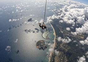 海南万宁日月湾跳伞12500英尺高空跳伞【专业教练一带一体验高空自由落体】