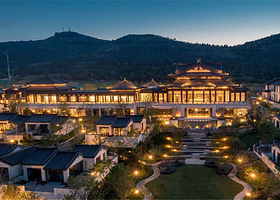 【酒店套餐】当日可定丨济南凤鸣宋品酒店1晚+双人济南融创乐园欢乐国王套票（含梦回西楼）/济南融创海世界任选