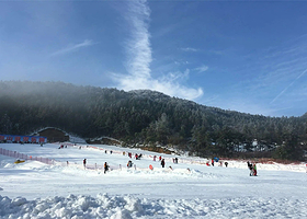 【酒店套餐】东方天悦湾温泉酒店住宿1晚+双人2小时大别山滑雪门票+双人天悦湾温泉票+双份早餐