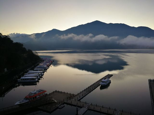 最好在日月潭边住宿,以便欣赏清晨的美景.