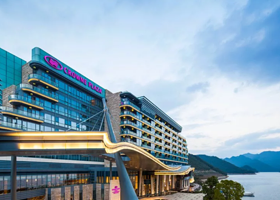 【错峰大促】千岛湖皇冠假日酒店1晚+双早+3张农夫山泉(淳安生产基地)参观门票+卡丁车体验1次+泳池、儿童乐园