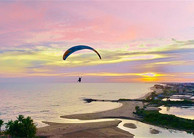 海南乐东龙栖湾滑翔伞基地一日游【专业教练一带一/赠送全程视频/海景滑翔】