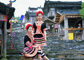 清远千年瑶寨二日游【小桂林英西峰林徒步+观瑶族特色表演+长桌宴篝火晚会】